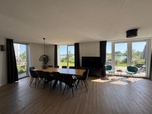 EuroParcs De Kraaijenbergse Plassen 12-Personen-Villa BeachLife Nr 318