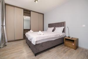 Sleek & Stylish 2-Bedroom Apartment