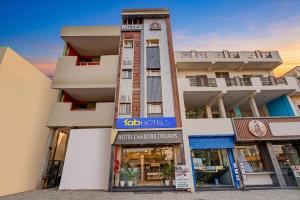 FabHotel Chandra Dreams - 600m from Banaras Railway Station
