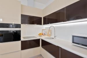 APARTMENT MARCELA SUTIVAN - large two-bedroom apartment with two bathrooms - excellent location right by the town center and the beach - parking space provided - panoramic view of the sea and the town