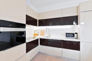 APARTMENT MARCELA SUTIVAN - large two-bedroom apartment with two bathrooms - excellent location right by the town center and the beach - parking space provided - panoramic view of the sea and the town