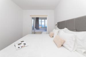 APARTMENT MARCELA SUTIVAN - large two-bedroom apartment with two bathrooms - excellent location right by the town center and the beach - parking space provided - panoramic view of the sea and the town