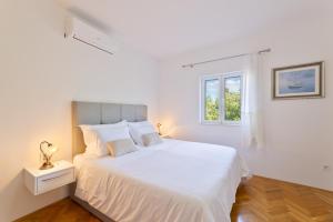 APARTMENT MARCELA SUTIVAN - large two-bedroom apartment with two bathrooms - excellent location right by the town center and the beach - parking space provided - panoramic view of the sea and the town