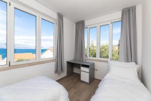 APARTMENT MARCELA SUTIVAN - large two-bedroom apartment with two bathrooms - excellent location right by the town center and the beach - parking space provided - panoramic view of the sea and the town