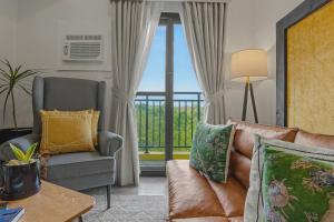 Luxury Condo King Bed Balcony Nature View