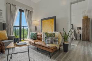 Luxury Condo King Bed Balcony Nature View