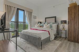 Luxury Condo King Bed Balcony Nature View