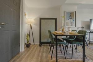 Luxury Condo King Bed Balcony Nature View