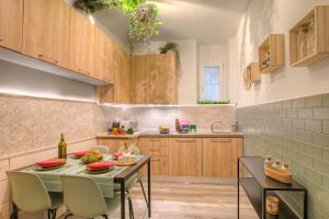 PineHome & Garden - Balcony Flat w Mountain Views - Happy Rentals