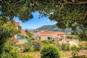 PineHome & Garden - Balcony Flat w Mountain Views - Happy Rentals