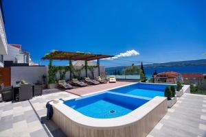 LUXURY VILLA PARADISE 120m from sandy beach, heated pool, billiard, max 12 pax