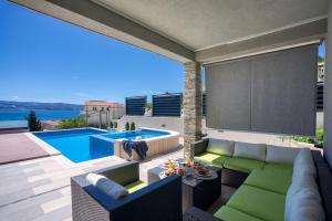 LUXURY VILLA PARADISE 120m from sandy beach, heated pool, billiard, max 12 pax