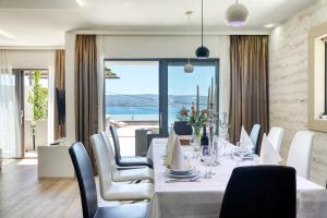 LUXURY VILLA PARADISE 120m from sandy beach, heated pool, billiard, max 12 pax