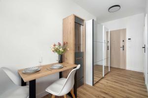 Charming Studio in Poznań with Balcony Close to City Attractions by Noclegi Renters
