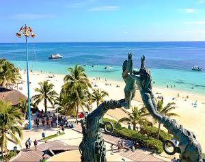 Boutique King & 2 Bed Suites, Playa Base, Beach, ADO, Ferry, La Quinta 3 Min, Kitchen, AC