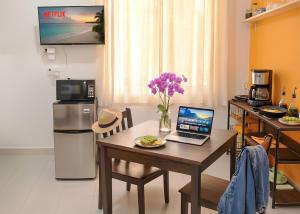 Boutique King & 2 Bed Suites, Playa Base, Beach, ADO, Ferry, La Quinta 3 Min, Kitchen, AC