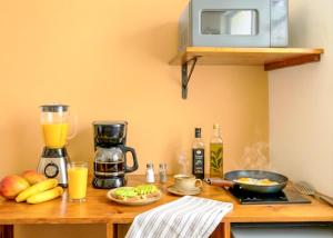 Boutique King & 2 Bed Suites, Playa Base, Beach, ADO, Ferry, La Quinta 3 Min, Kitchen, AC