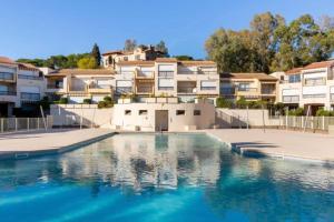 Apartment facing the port 50m from the beach