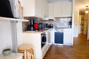 Apartment facing the port 50m from the beach