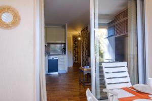 Apartment facing the port 50m from the beach