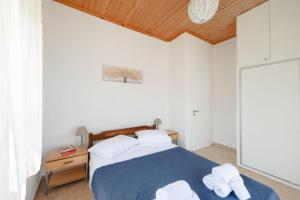 To Pournari Beachside Garden House - Happy Rentals