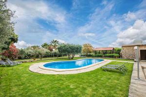 Beautiful Finca Ca SHomo in Tranquil Village