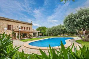 Beautiful Finca Ca SHomo in Tranquil Village