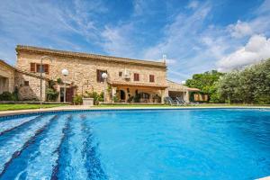 Beautiful Finca Ca SHomo in Tranquil Village