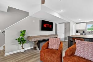 Stylish Louisville 3BR Sleeps 13 w Bunkhouse