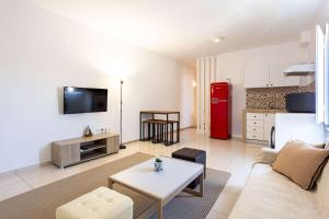 Santorinis Welcoming Getaway - Blissful & Homely