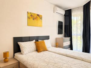 1BR Golden Urban Retreat with Parking