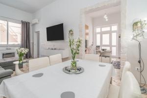 Avola Center Home