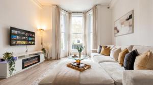 VIRAL Kensignton 2BR Refreshing Dream Home by Station for 6