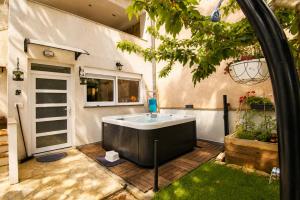 Apartment with Jacuzzi and Beautiful Garden