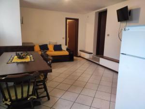 Central apartment with parking for four guests