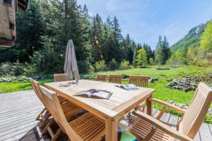 Chalet Montet Forest River Garden Lodge - Happy Rentals