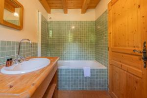 Chalet Montet Forest River Garden Lodge - Happy Rentals