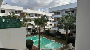 Bright 1BR Apartment with Pool Beach Nearby