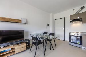 Waterfront Cozy Apartment 1BR with Free Parking by PikHost
