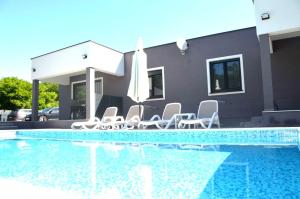 Apartment 2 in Villa zain with shared swimming pool