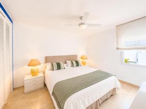 Penthouse with seaviews by Kura Homes