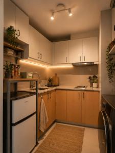 20F Modern Cozy BGC Suite across 2 Major Malls with Washer FREE Parking