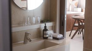 스테이근처, Stay Geuncheo, Cozy Private House Near Jeju Airport, Stone Walls, Soaking Tub & Hotel Bedding