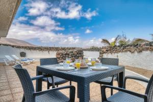 Bungalow Famara 6 - First line of the Sea - Ocean views - Beach 1 min By Lanzarote Vacation Homes