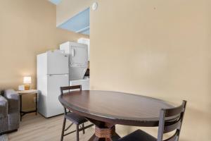 Ocean View 1BR • Balcony • Near Beaches & Downtown