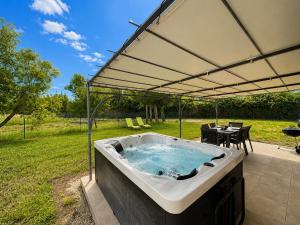 Hameau des Oliviers - Maisonnette climatisée, jacuzzi & jardin privés