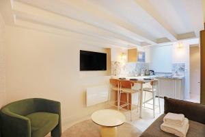 Chic and Cosy Apartment-Canal Saint Martin
