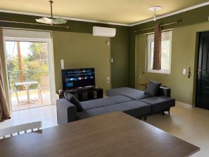 Artemida Olive Gem - Sunny Balcony Views & Parking
