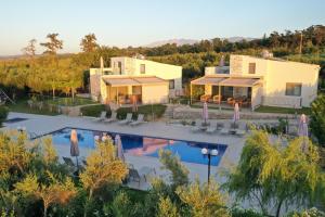Mitos Luxury Villas Gerani 300sqm Heated pool sleeps 20