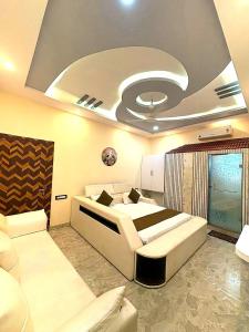 Premium Hotel EXO-Near Temple and Ghat#Parking and Comfort Stay#Premium Service